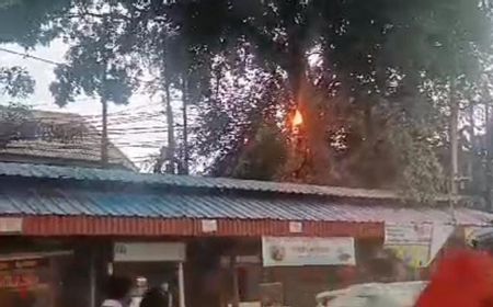 Kabel Wifi di Jalan Lapangan Tembak Cibubur Terbakar, Warga dan Pengguna Jalan Panik