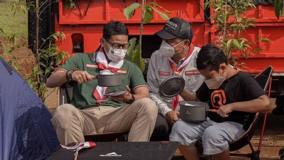 Kena Macet di Puncak Sandiaga Uno Naik Nmax, Pakai Helm Kebalik