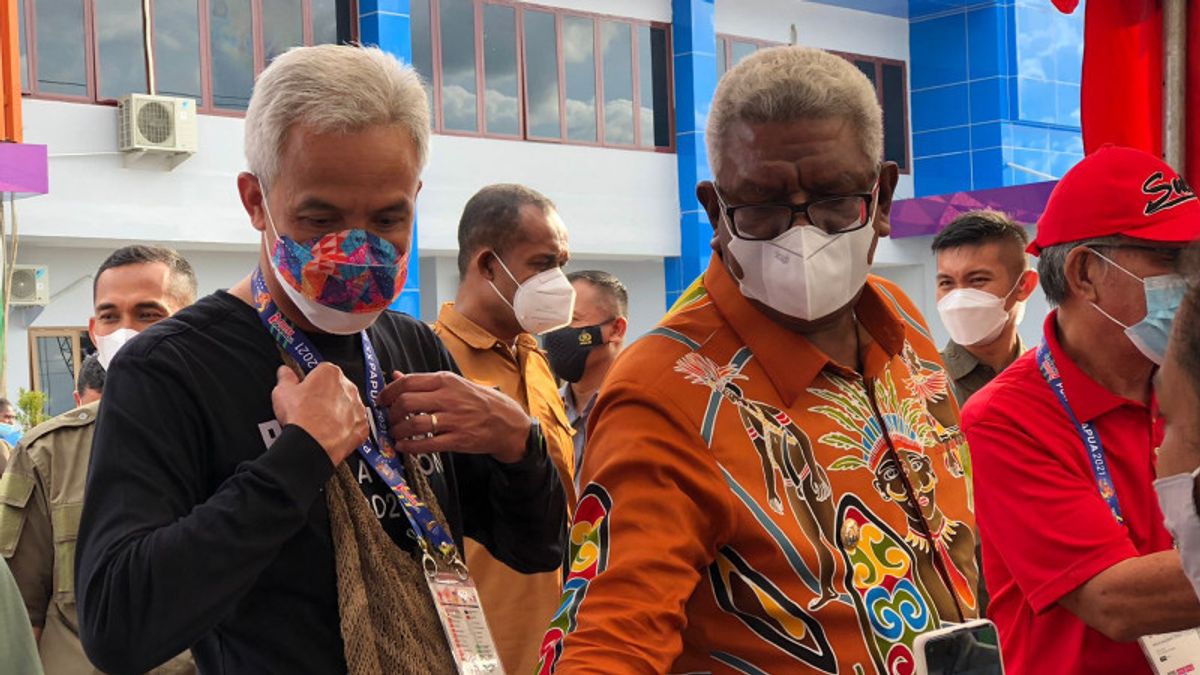 After Praising The Billiards Arena In Front Of The Deputy Regent Johannes Rettob, Ganjar 'Borong' Noken, Knitted Hats In Timika