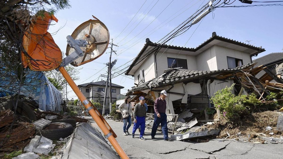 Au milieu du temps froid et de fortes pluies, les équipes de secours s'arrêtent pour évacuer les victimes du tremblement de terre au Japon