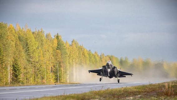 ペルダナ、ノルウェーF-35A戦闘機フィンランドハイウェイに着陸