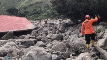 北苏门答腊岛Humbahas的山洪暴发造成14所房屋受损