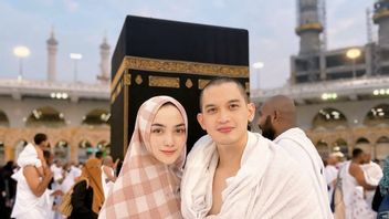 Citra Kirana And Rezky Aditya Special Prayers During Hajj