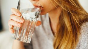 6 Manfaat Minum Air Panas untuk Kesehatan Kulit, Otot, dan Sendi