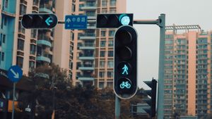 北京の学校近郊の歩行者群衆に衝突した車、4人が負傷