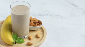 一杯のバナナとピーナッツスムージー、健康で実用的な朝食の解決策