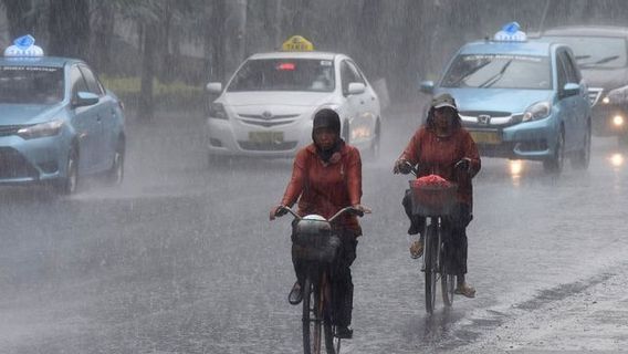 Cuaca 18 April, Hujan Merata Guyur Jakarta Kamis Siang