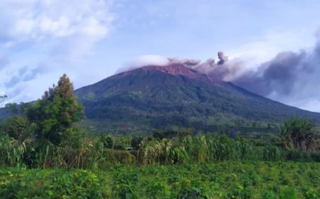 Gunung Kerinci Erupsi Lontarkan Abu Setinggi 200 Meter