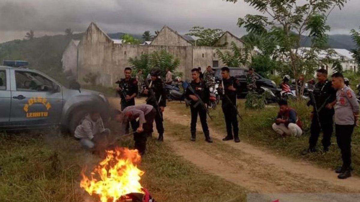 Dozens Of Cockfighting Gamblers Scattered When Raided By Police And TNI