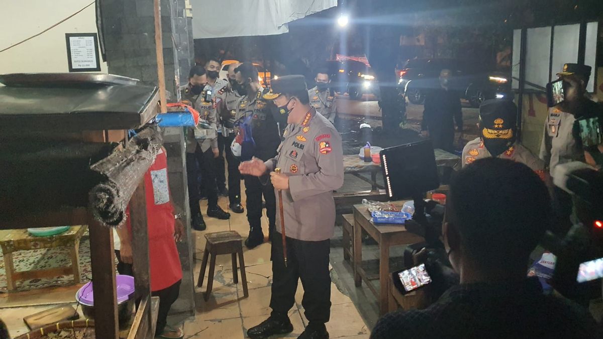 Malam-malam, Kapolri Blusukan di Solo Bagi-bagi Sembako ke Warga dan Pedagang Angkringan 