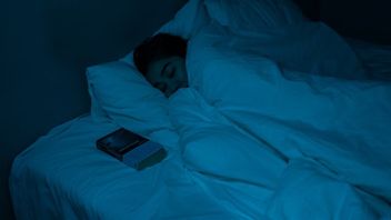 Menghabiskan Waktu Bermedia Sosial pada Malam Hari Bisa Picu Insomnia