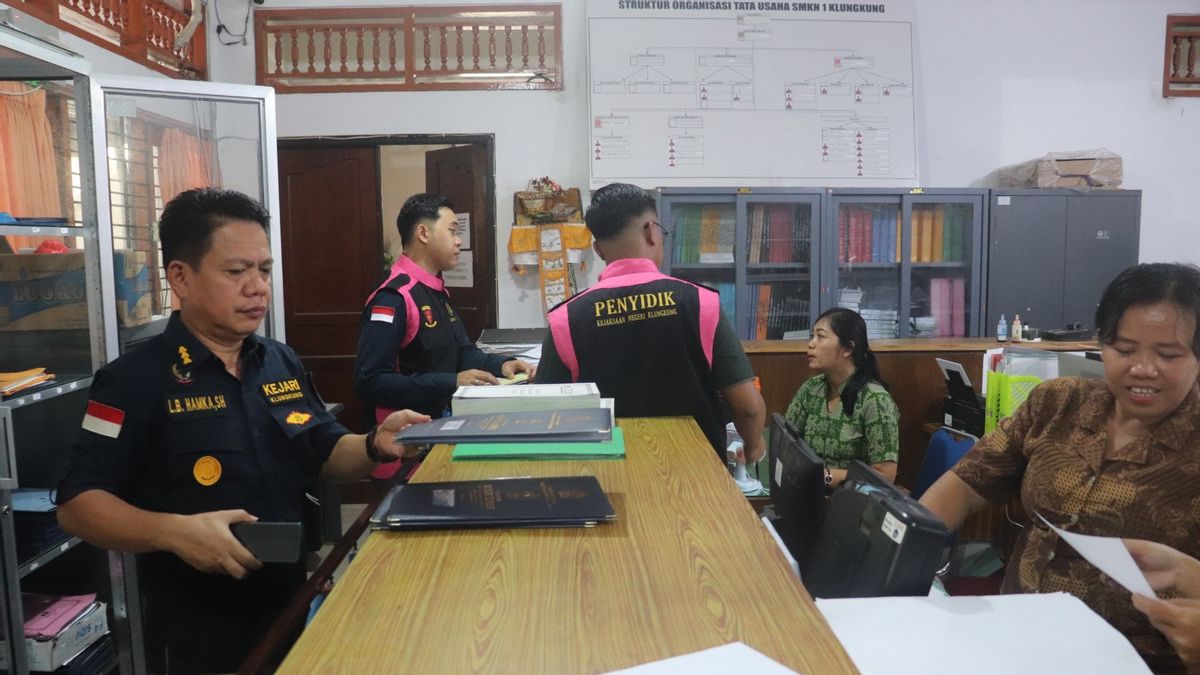 293 شهادة طالب SMKN 1 Klungkung Bali احتجزت بسبب عدم دفع أموال من اللجنة