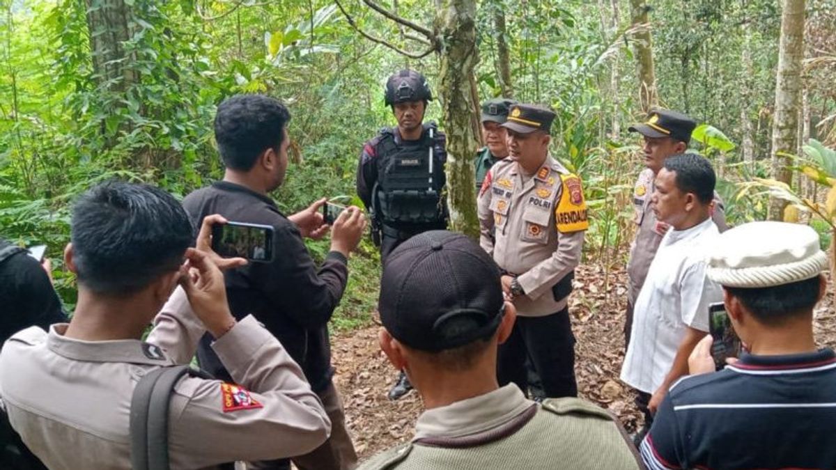 タシクマラヤ住民の家でナタス手榴弾と戦争遺物弾が発見され、警察によって破壊された