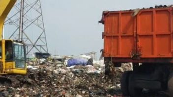 Ekskavator Dikerahkan Bersihkan Sampah di Marunda