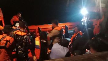 船が座礁し、コモド島から避難した13人の観光客