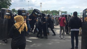 Polisi Tangkap Sejumlah Orang Berbaju Koko Putih yang Ikut Demo Pembebasan Rizieq Shihab