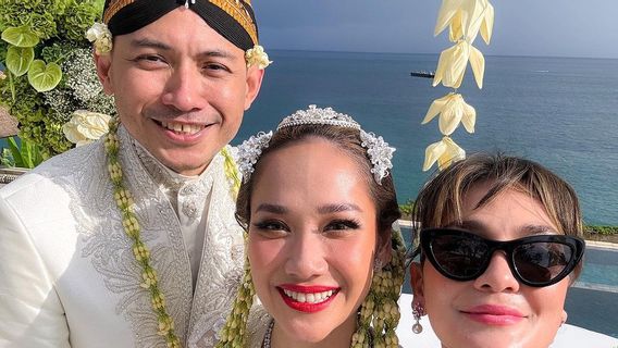 Present At BCL's Wedding, Luna Maya Prays For Netizens To Immediately Follow Maxime Bouttier