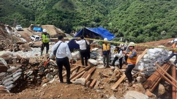 波博亚帕卢的3名非法金矿工人被埋在山体滑坡中，一人被杀