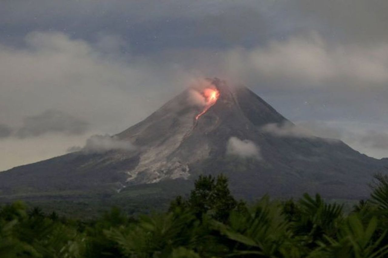 月曜日の朝、メラピ山の火山活動はまだ高いです