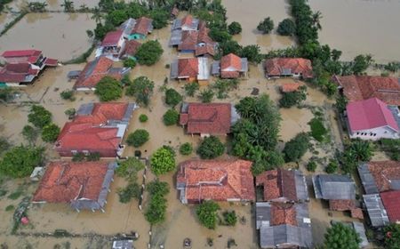 Banjir Bandang Karawang, Jalan Terputus dan Warung Terbawa Hanyut