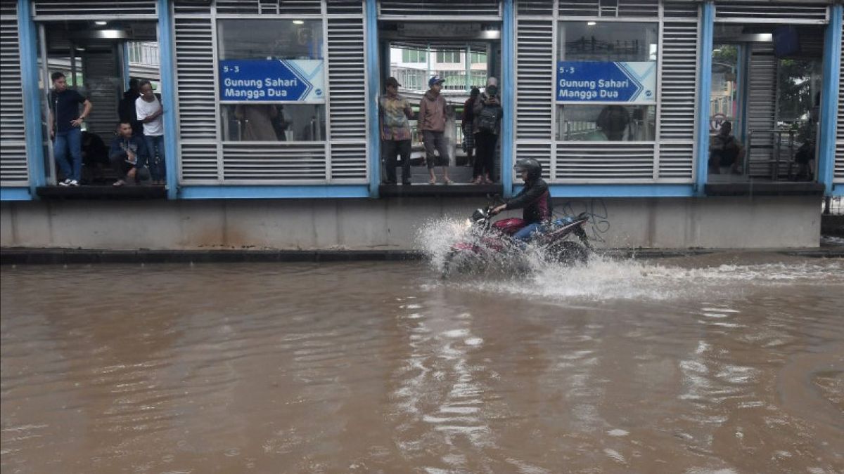 Genangan dan Separator Berantakan, Sejumlah Rute Transjakarta Dialihkan Senin Pagi 