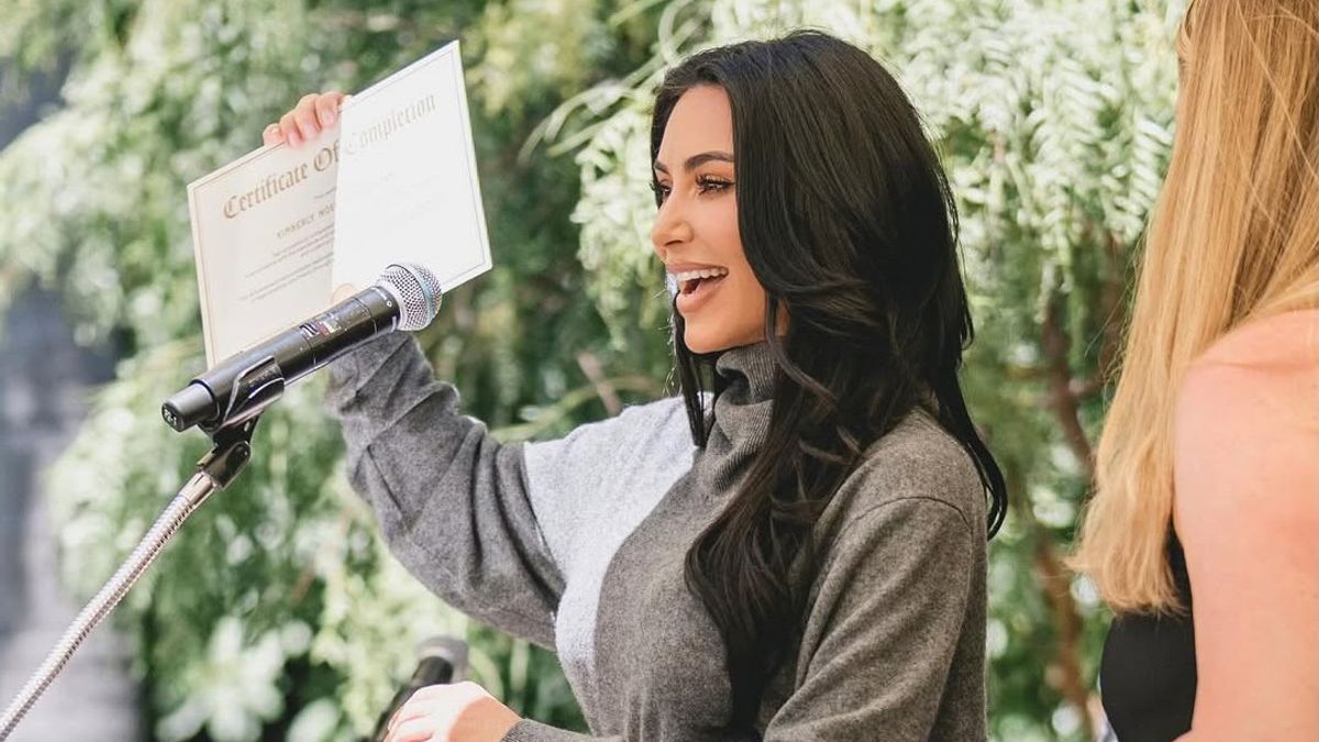 金·卡戴珊(Kim Kardashian)在6年后从法学院毕业