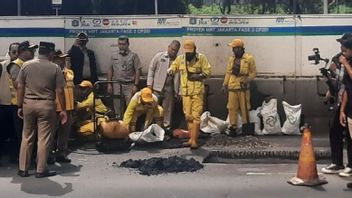 생명의 희생자를 먹다, 프라모노는 자카르타 시민들에게 균열있는 길에주의를 기울이라고 요청합니다.