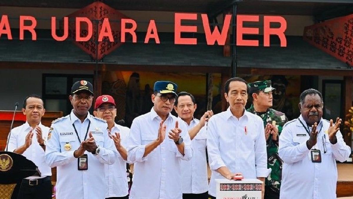 Sambut Jokowi di Bandara Ewer, Tokoh Asmat Berharap Percepatan Pembangunan di Papua Selatan