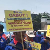  Aksi Waria Bergaun Biru, Bawa Gelak Tawa di Tengah Tegangnya Demo UU Cipta Kerja