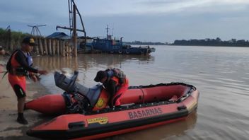 فريق البحث والإنقاذ يبحث عن طاقم غارق أثناء تنظيف سفينة في نهر باتانغاري