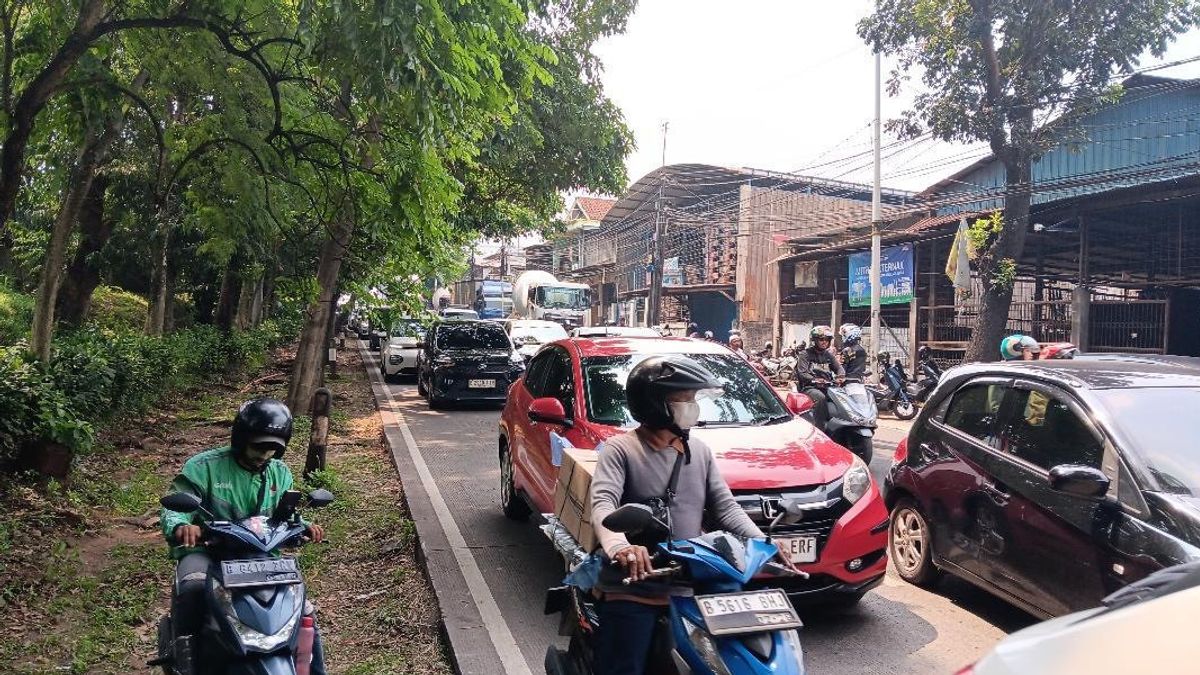 Amblas Lenteng Agung大道严重堵塞，Depok方向的汽车被翻转 
