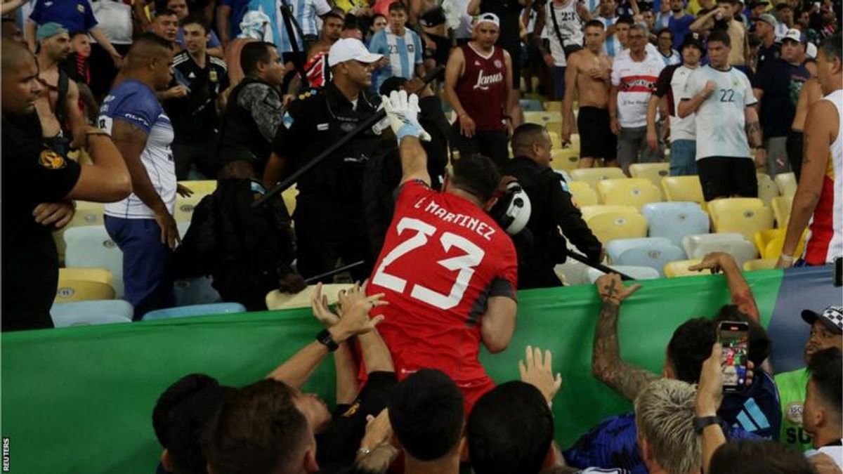 ブラジルとアルゼンチンの選手がトリビューンで混沌を落ち着かせるために手を携えて働く理由