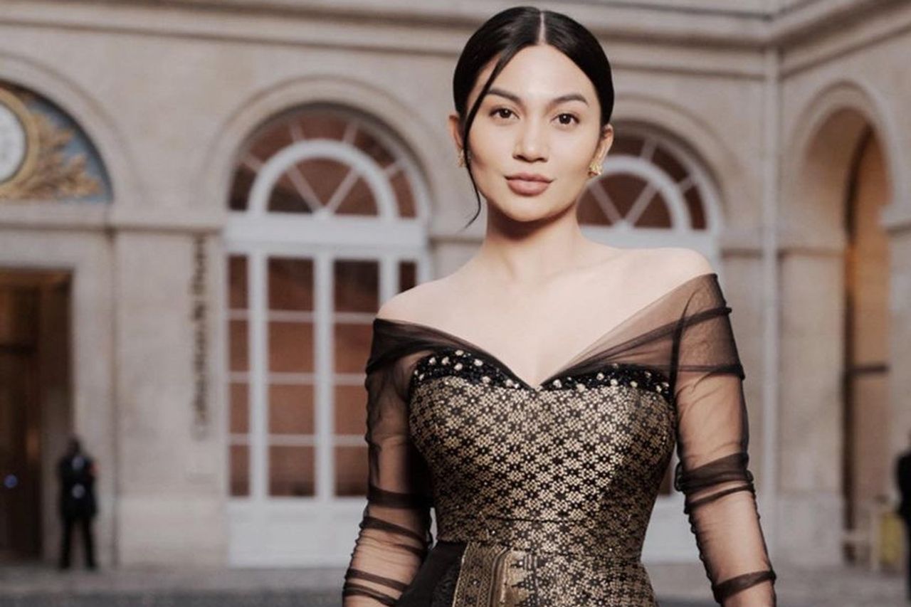 A Portrait Of Tempting Ariel Tatum In A Black Dress Balutan While Attending  The LOreal Paris Galanner