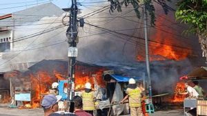 Pulogadung的Perumda Pasar Jaya拥有的Ampera传统市场由于排气管而被烧毁