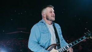 Zach Bryan Pecahkan Rekor Penonton Konser Berbayar Terbesar di AS