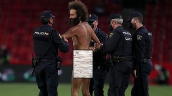 裸体男人进入球场在比赛格拉纳达 Vs 曼联