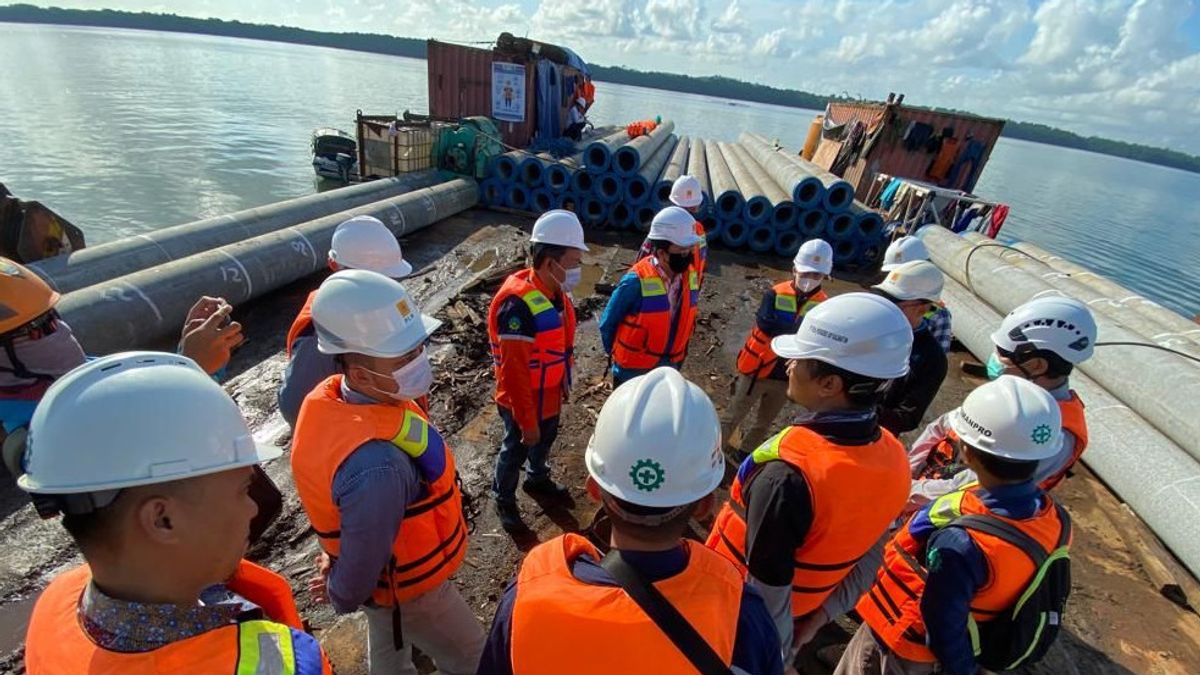 PLN Bangun Tower Transmisi Pertama di Laut Kalimantan