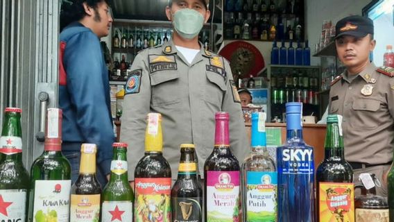 South Jakarta Satpol PP Seizes Thousands Of Illegal Drugs And Hundreds Of Bottles Of Alcohol In Kebayoran Lama