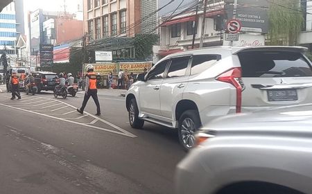 Parkir Sembarangan, Belasan Mobil Mewah di Jalan Gunawarman Diangkut Petugas