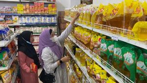 Emak-Emak Berkerumun di Minimarket karena Sulit Dapat Minyak Goreng, Anak Buah Mendag Lutfi: Tidak Langka, Kalau Tak Mau Antre Beli <i>Online</i> Saja