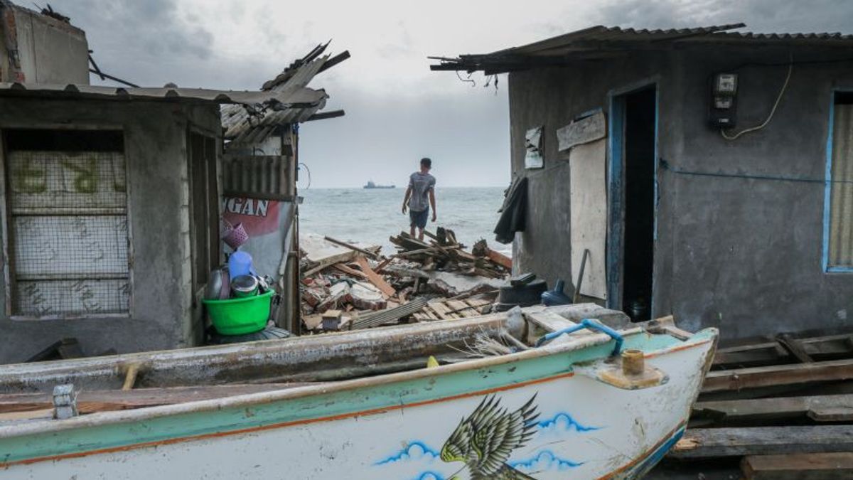 عشرات المنازل الساحلية في أمبينان ماتارام المتضررة من تأثير التآكل