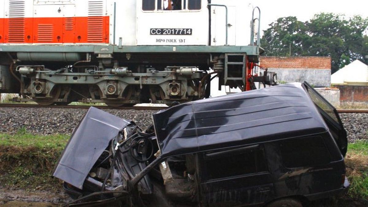 中部ジャワ州グロボーガンで車が貨物列車にひかれた後、3人が死亡