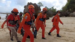 Sempat Hilang Terseret Arus di Pantai Dreamland, Tim SAR Berhasil Temukan Jasad Guru Asal Surabaya 