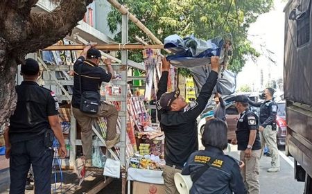 Satpol PP Semarang Bongkar 170 Lapak Pedagang Dugderan