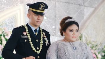 Menikah dengan Baju Dinas, Ini Profil Menantu Nia Daniaty yang Dilaporkan Penipuan CPNS