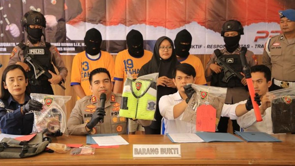 Madiun警方逮捕了价值31亿印尼盾的香烟箱式汽车抢劫案的肇事者