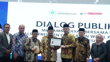 Muhammadiyah 向Prabowo赠送名誉会员卡