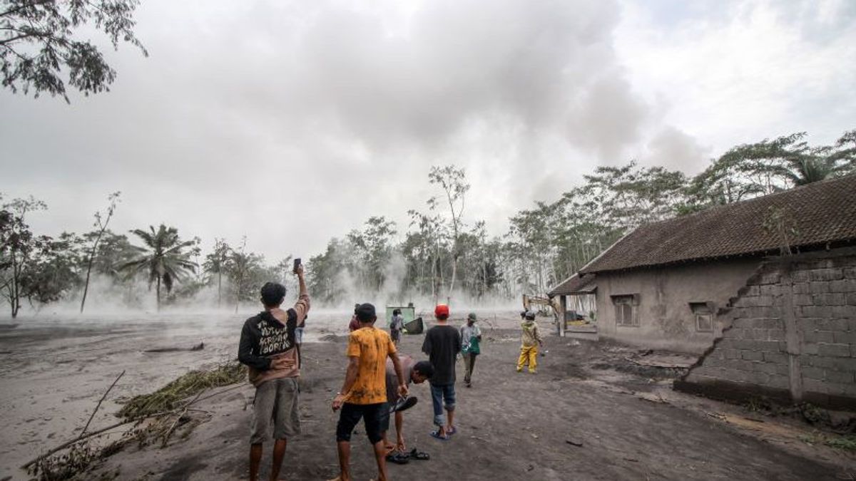  Semeru火山爆发造成的死亡人数增加到19人，在甘榜伦滕河发现2名新受害者