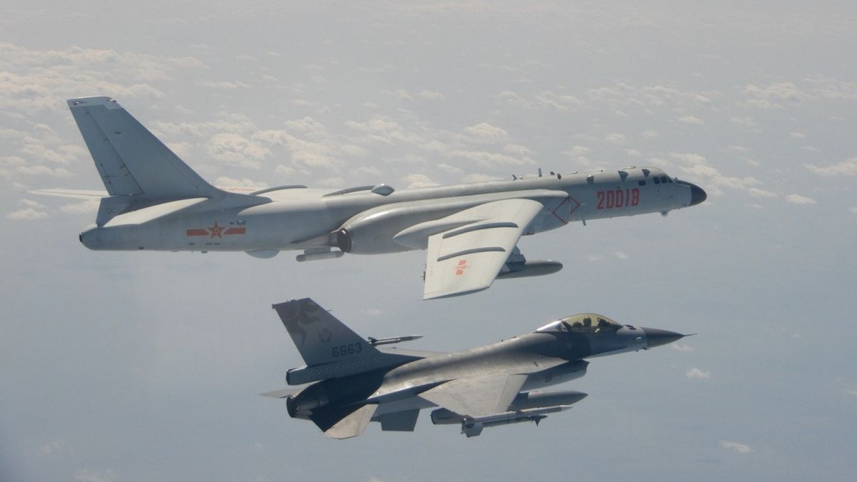 中国、戦闘機と爆撃機を台湾の防空圏に送り込む 習主席:実践的な経験を強化することが重要