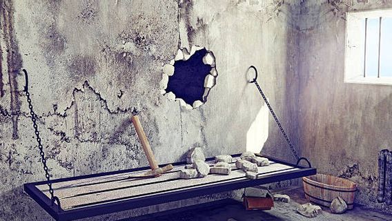 7 معتقلين من شرطة جاتياسة يهربون ويكسرون الجدار باستخدام الملاعق